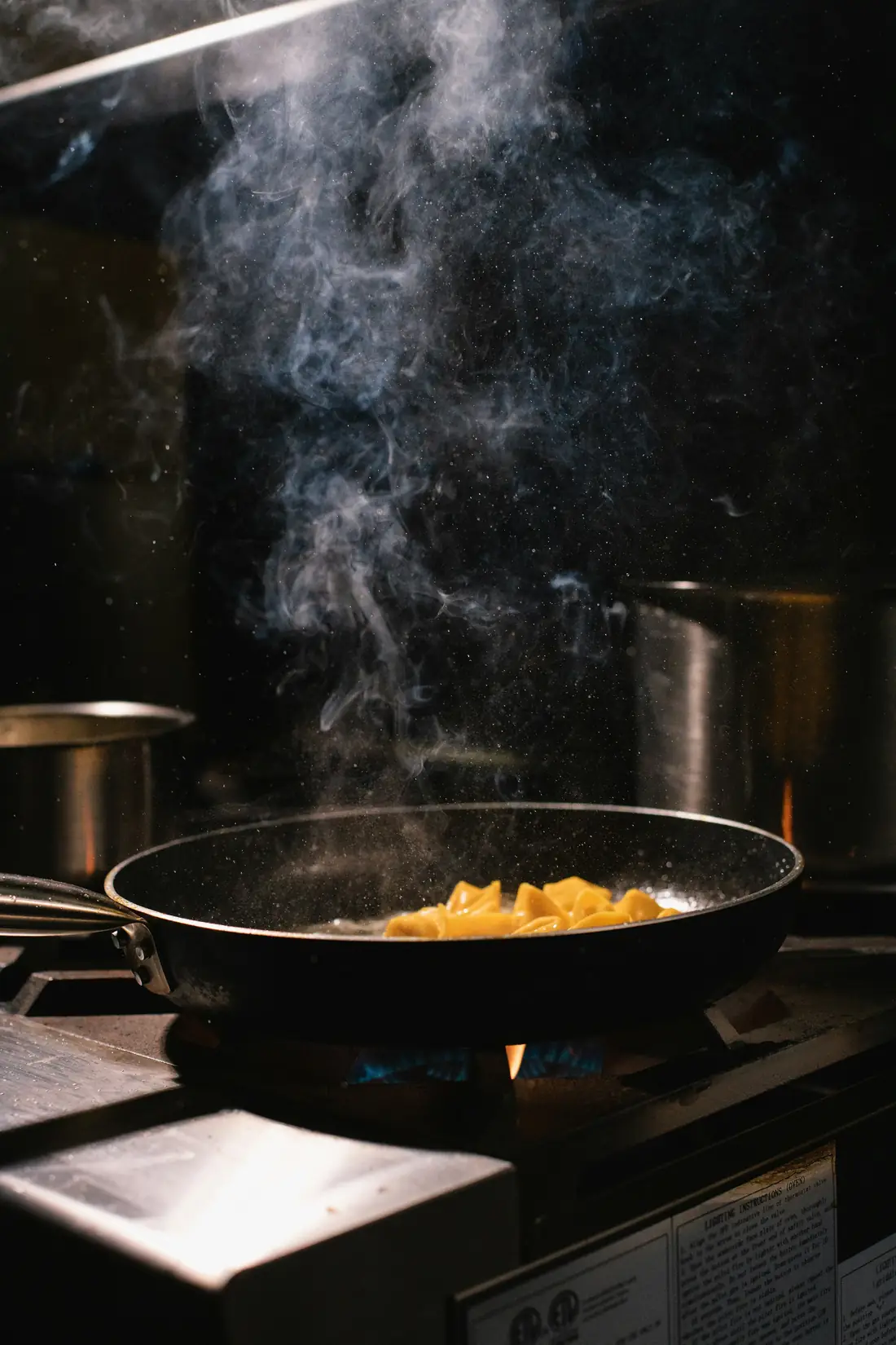 Pasta fresca in padella sul fuoco, con il vapore che sale