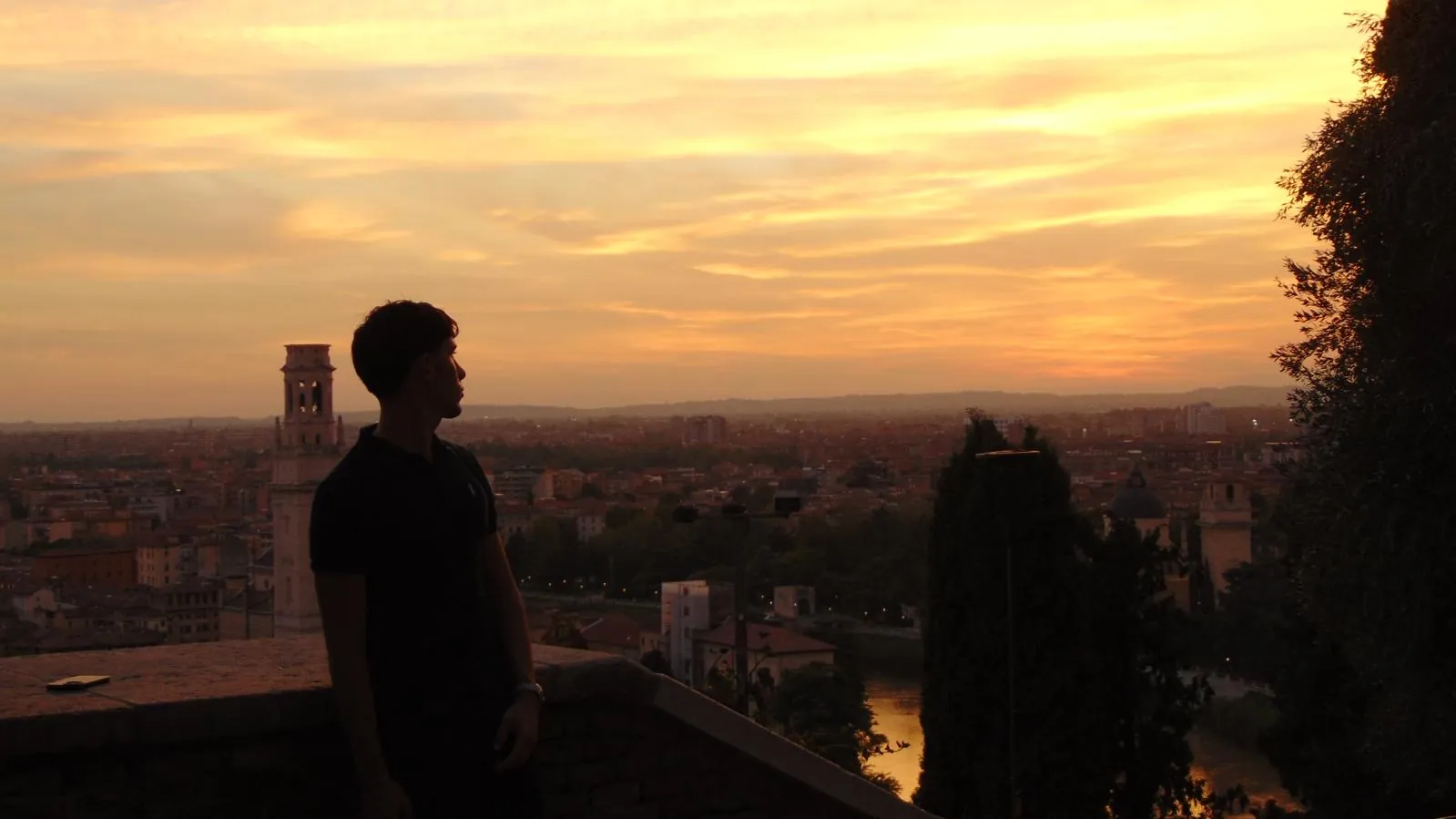 Lorenzo Verdianelli, fondatore di Toscana Reputation Studio, guarda il panorama al tramonto