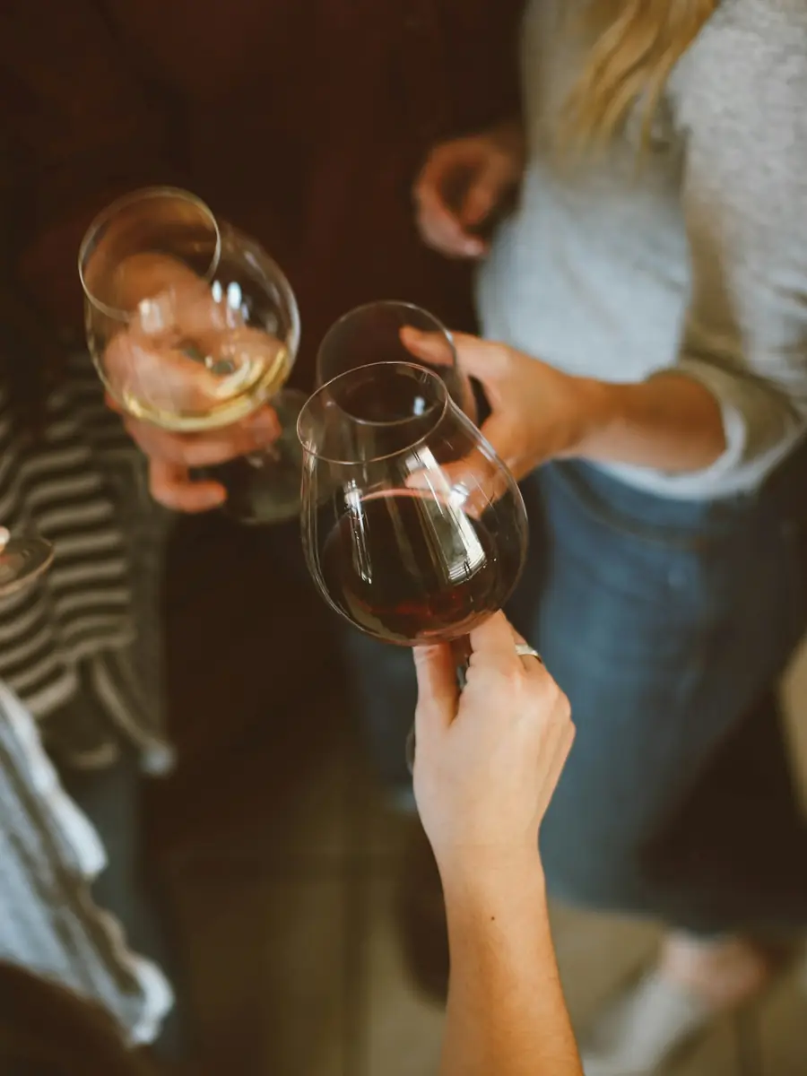 Calici di vino che brindano sopra una tavola